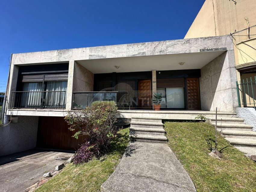 Foto de Venta Casa En Padr&oacute;n &Uacute;nico! 4 Dormitorios, 2 Ba&ntilde;os, Cochera, Parrillero, Barbacoa Y Mucho M&aacute;s. Esquina En El Coraz&oacute;n De Montevideo. 