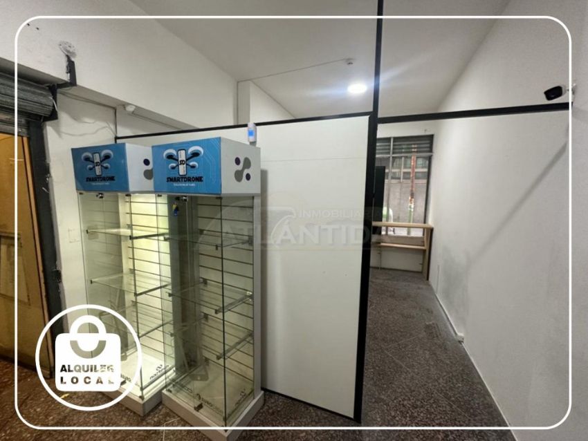 Foto de Alquiler Local Comercial En Galer&iacute;a Sobre 18 De Julio | Frente A Plaza De Los Bomberos. Inm Atlantida