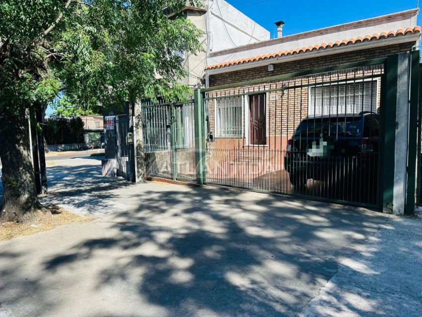 Foto de Venta Casa Al Frente, 2 Dormitorios Con Fondo, Parrillero Y Cochera En Aires Puros. Inm Atl&aacute;ntida