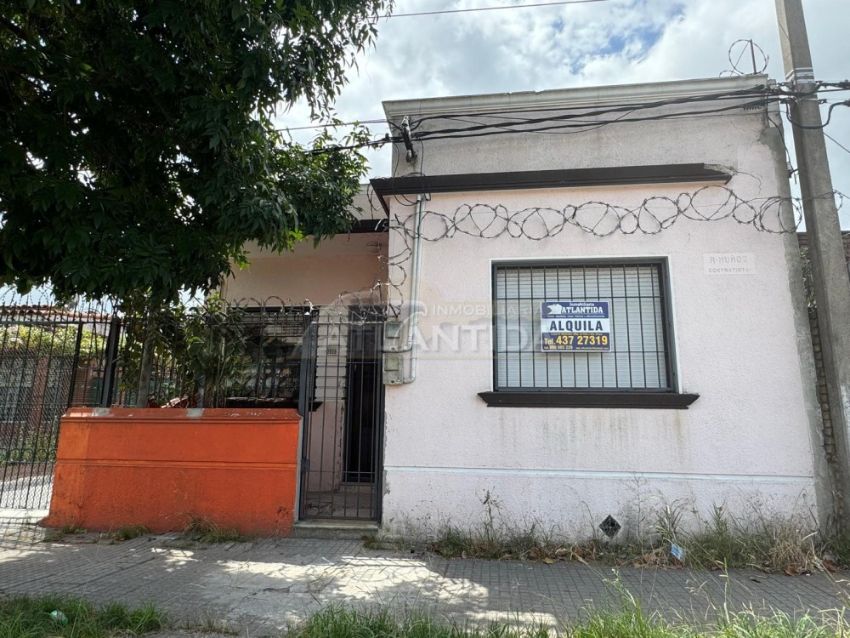 Foto de Alquiler Casa Al Frente En Planta Baja, 2 Dormitorios, Fondo Con Parrillero Y Patio. Inm Atl&aacute;ntida