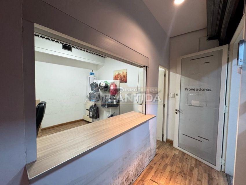 Foto de Alquiler Local Comercial En Galer&iacute;a Diri, Centro | Muy Bajos Gastos Comunes! Inm Atl&aacute;ntida