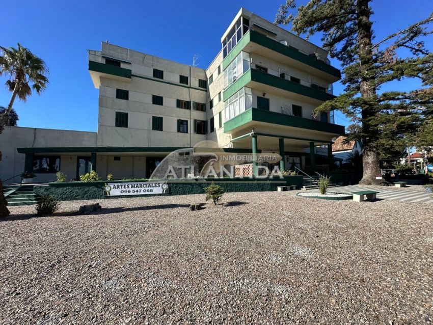 Foto de Alquiler Anual, Apartamento En Edificio Atl&aacute;ntida Frente A Playa Mansa. Inm Atl&aacute;ntida