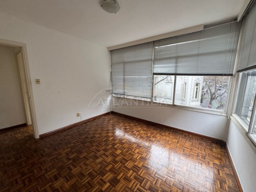 Foto de Venta Apartamento 2 Dormitorios En Zona C&eacute;ntrica, Convenci&oacute;n Y 18 De Julio, Centro. Inm Atl&aacute;ntida